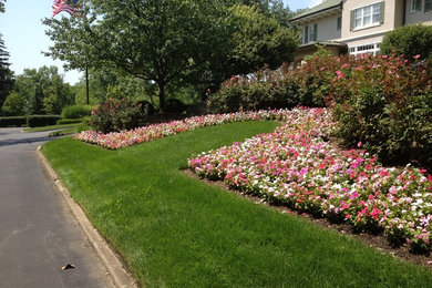 Inspiration for a traditional landscaping in Cincinnati.