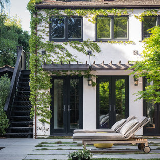 Idéer för att renovera ett vintage vitt hus, med två våningar och stuckatur