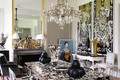 Idées déco pour une salle à manger ouverte sur le salon éclectique de taille moyenne avec un mur blanc, parquet foncé, une cheminée standard, un manteau de cheminée en pierre et éclairage.