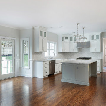 Spacious Kitchen and Breakfast Bar