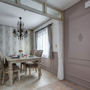 Shabby-Style Esszimmer mit lila Wandfarbe, Terrakottaboden und beigem Boden in Tokio Peripherie