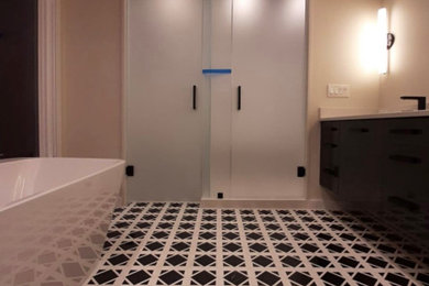 Ejemplo de cuarto de baño moderno con combinación de ducha y bañera