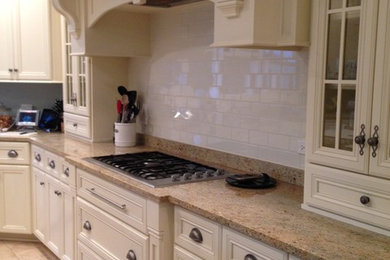 Kitchen - traditional kitchen idea in Orange County