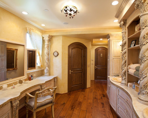 Badezimmer mit Schränken im Used-Look und Bidet Ideen, Design & Bilder