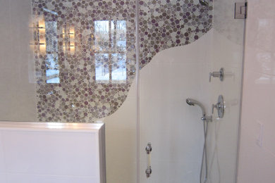 ニューヨークにある高級な中くらいなコンテンポラリースタイルのおしゃれな浴室 (ガラス扉のキャビネット、白いキャビネット、アルコーブ型シャワー、分離型トイレ、白いタイル、モザイクタイル、白い壁、モザイクタイル、アンダーカウンター洗面器、珪岩の洗面台、紫の床、開き戸のシャワー、白い洗面カウンター、洗面台1つ、独立型洗面台) の写真