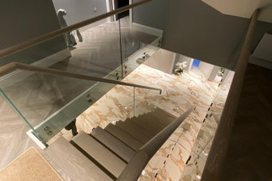 ハートフォードシャーにあるコンテンポラリースタイルのおしゃれな階段の写真
