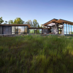 Einstöckiges, Schwarzes Modernes Einfamilienhaus mit Glasfassade und Pultdach in Charlotte