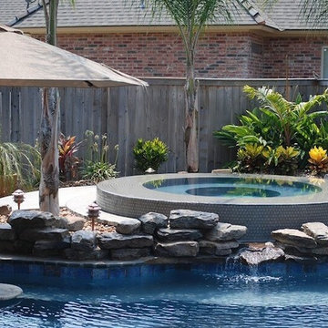 Perimeter overflow spa