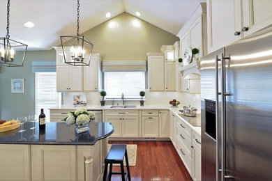 Kitchen - transitional kitchen idea in St Louis