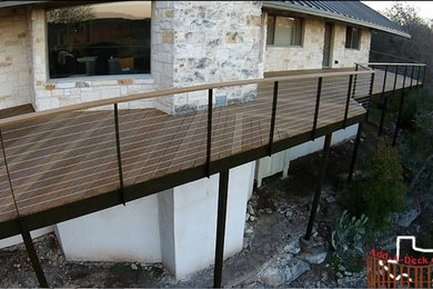 Aménagement d'une grande terrasse arrière moderne avec une extension de toiture.