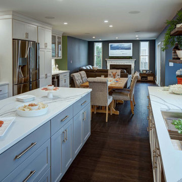 Guest-ready kitchen, lounge & bar