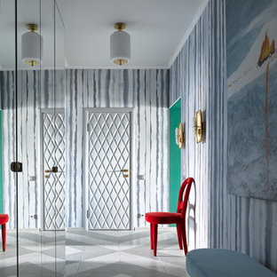 Inspiration pour une entrée bohème avec un couloir, un mur multicolore, une porte simple et un sol multicolore.