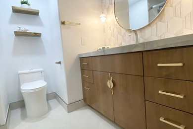 Minimalist bathroom photo in San Diego