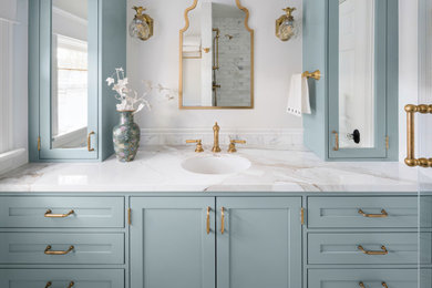 Imagen de cuarto de baño único y a medida clásico pequeño con puertas de armario azules, baldosas y/o azulejos blancos, baldosas y/o azulejos de mármol, suelo de mármol, encimera de mármol, encimeras blancas y armarios estilo shaker