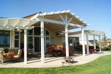 Elegant patio photo in Sacramento