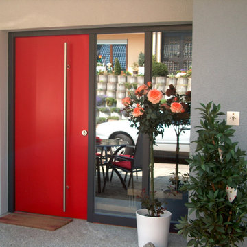Feuerrote Haustüre