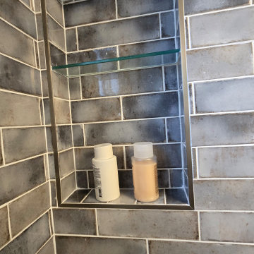 Mentor, Ohio - Tiled Tub Surround