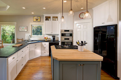 Kitchen - contemporary kitchen idea in Sacramento