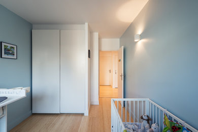 Idées déco pour une chambre de bébé contemporaine.