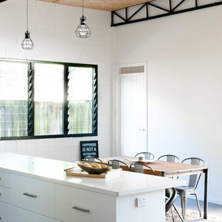 ゴールドコーストの中サイズのインダストリアルスタイルのLDKの画像 (白い壁、コンクリートの床)