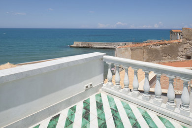 Inspiration for a timeless deck remodel in Milan