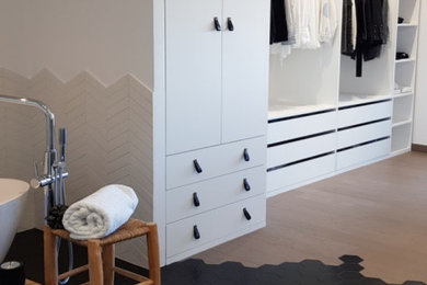 Cette image montre un dressing et rangement traditionnel.