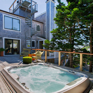 タンパの小さい長方形インダストリアルスタイルのおしゃれなプール (デッキ材舗装) の写真