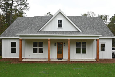 Cottage home design photo in Other