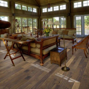 Modern inredning av ett stort allrum med öppen planlösning, med ett musikrum, bruna väggar, mörkt trägolv och brunt golv