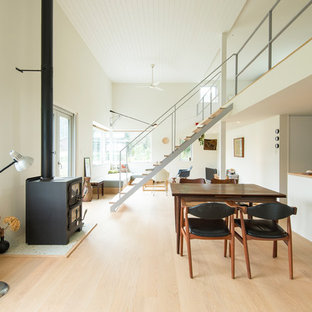 福岡の北欧スタイルのおしゃれなLDK (白い壁、淡色無垢フローリング、ベージュの床) の写真