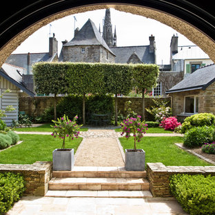 Cette image montre un grand jardin traditionnel.