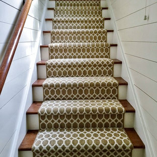 Ejemplo de escalera recta, clásica, de tamaño medio, con escalones de madera y contrahuellas de madera pintada