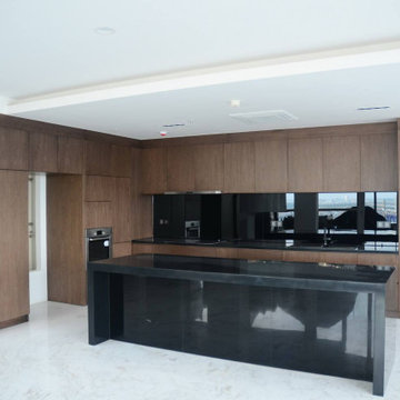 Un appartement en noir & blanc et touches bois