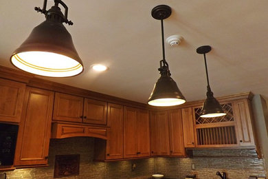 Kitchen - traditional kitchen idea in New York