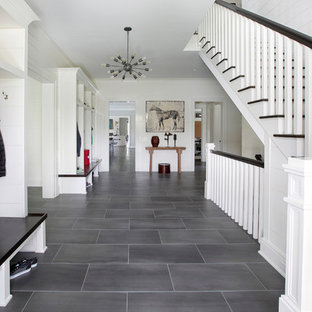 Idéer för att renovera en mellanstor vintage hall, med vita väggar och skiffergolv