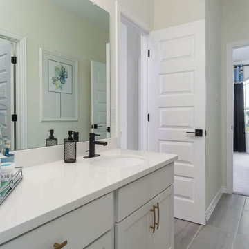 Houston, Texas | Bayou Bend Estates – Premier Magnolia Secondary Bathroom