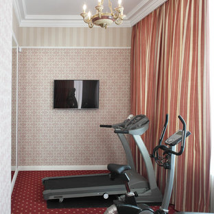 モスクワの中サイズのトラディショナルスタイルのおしゃれな室内コート (カーペット敷き、赤い床、ベージュの壁) の写真