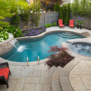 トロントの小さいオーダーメイドコンテンポラリースタイルのおしゃれな裏庭プール (噴水、スタンプコンクリート舗装) の写真