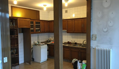 La reforma integral de un piso en Lugo con una cocina acristalada