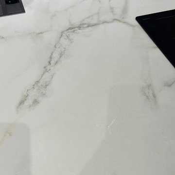 Dettaglio top in gres porcellanato finitura calacatta gold satin.