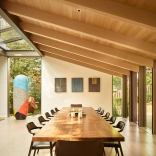 オマハのミッドセンチュリースタイルのLDKの画像 (白い壁、磁器タイルの床)