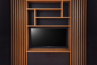 Cette photo montre un salon chic en bois de taille moyenne avec une bibliothèque ou un coin lecture, un mur noir, un sol en bois brun, un téléviseur fixé au mur, un sol marron et éclairage.