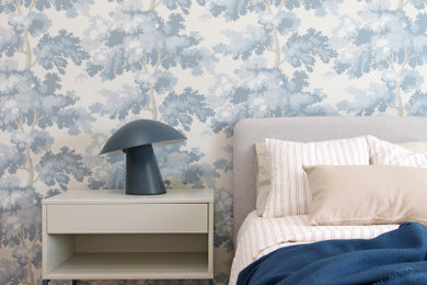 Modelo de dormitorio infantil contemporáneo de tamaño medio con papel pintado