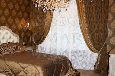 На фото: хозяйская спальня среднего размера в классическом стиле с коричневыми стенами с