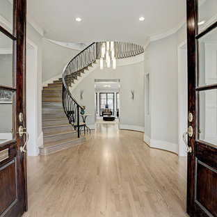 Esempio di un grande ingresso chic con pareti grigie, parquet chiaro, una porta a due ante, una porta in legno scuro e pavimento bianco