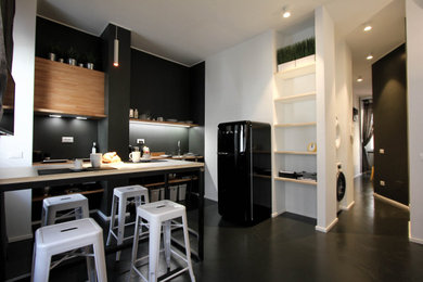 Ispirazione per un soggiorno minimal di medie dimensioni e stile loft con pareti bianche, pavimento in cemento, TV a parete e pavimento grigio