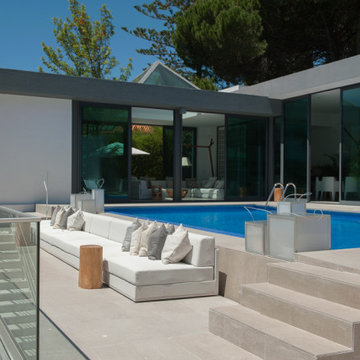 Paço de Arcos exterior with pool, sofa and white façade