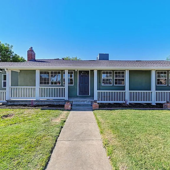 Example of a classic exterior home design in Sacramento