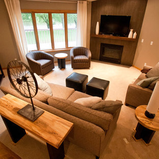 Modern inredning av ett allrum med öppen planlösning, med grå väggar, heltäckningsmatta, en öppen hörnspis, en spiselkrans i trä och en fristående TV