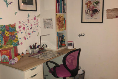 Aménagement d'un petit bureau classique avec un mur blanc, sol en stratifié, un sol marron et un plafond voûté.
